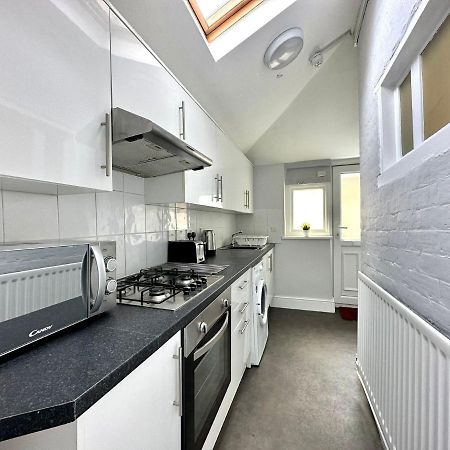 Massive 4 Bedroom Duplex Apartment - Sleeps Up To 10 People - Free Parking - 5 Minutes To The Best Beach! - Great Location - Fast Wifi - Smart Tv - Newly Decorated - Sleeps Up To 10! Close To Bournemouth & Poole Town Centre & Sandbanks Exteriér fotografie