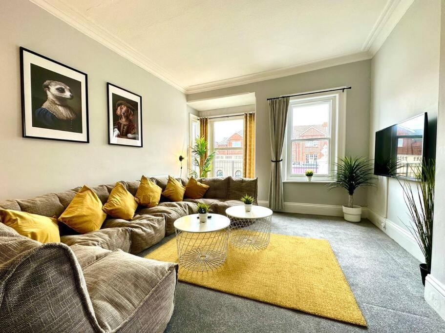 Massive 4 Bedroom Duplex Apartment - Sleeps Up To 10 People - Free Parking - 5 Minutes To The Best Beach! - Great Location - Fast Wifi - Smart Tv - Newly Decorated - Sleeps Up To 10! Close To Bournemouth & Poole Town Centre & Sandbanks Exteriér fotografie