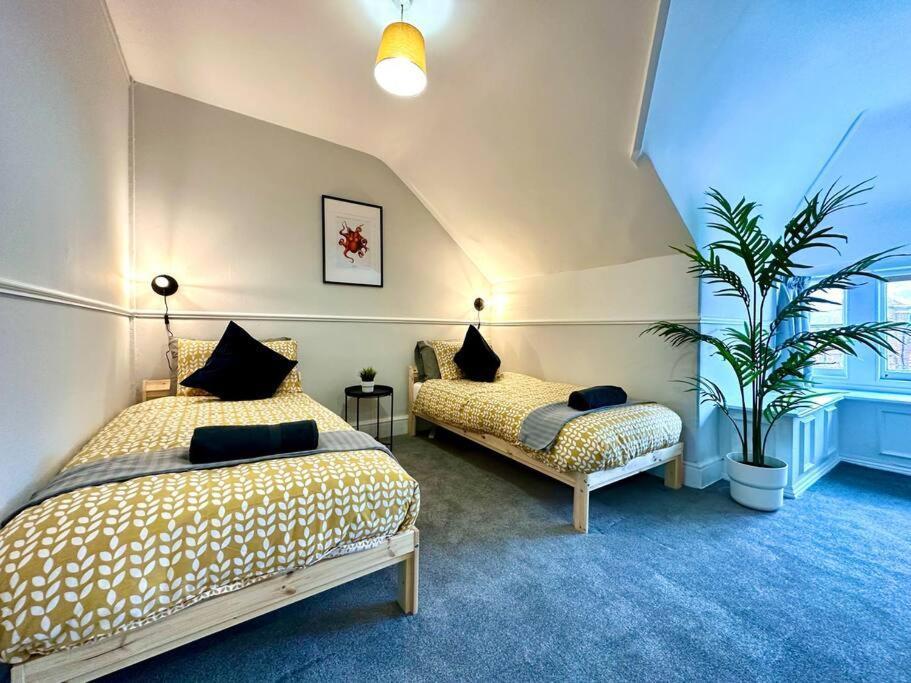 Massive 4 Bedroom Duplex Apartment - Sleeps Up To 10 People - Free Parking - 5 Minutes To The Best Beach! - Great Location - Fast Wifi - Smart Tv - Newly Decorated - Sleeps Up To 10! Close To Bournemouth & Poole Town Centre & Sandbanks Exteriér fotografie
